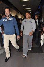 Salman Khan return from Dubai after performing at Ahlan Bollywood show in Airport, Mumbai on 3rd Dec 2012 (10).JPG